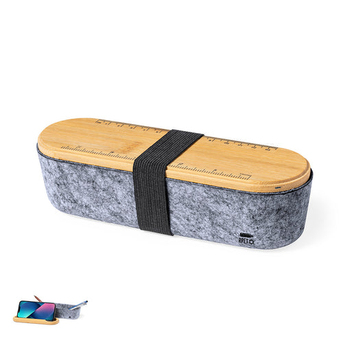 Originelles Etui der Linie Natur mit Bambusdeckel und RPET-Filzkörper, das Ergebnis der Kombination der Recyclingprozesse von Kunststoffen mit der jahrtausendealten Technik der Filzherstellung, was zu einem...
